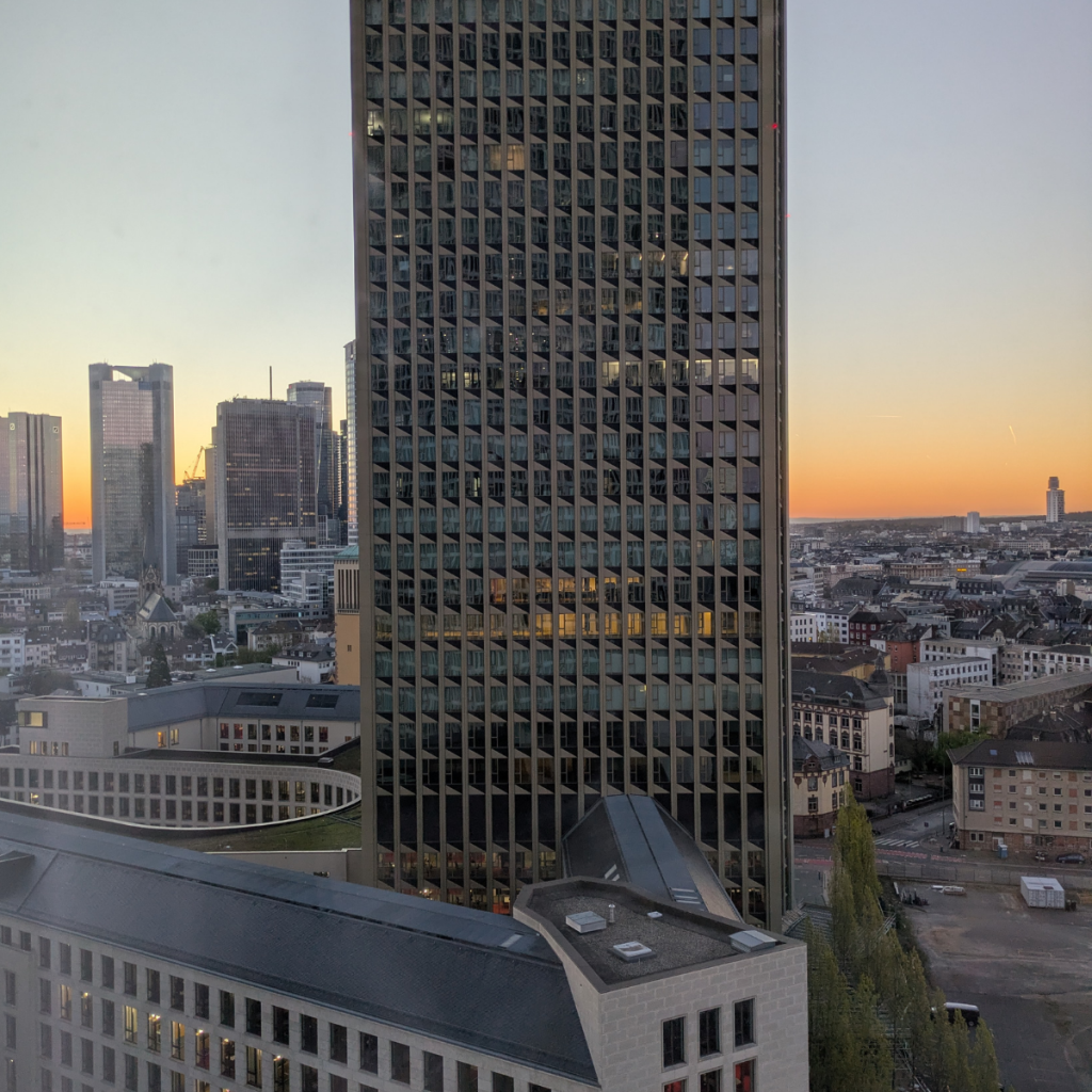 Blick auf ein Hochhaus mit Sonnenaufgang