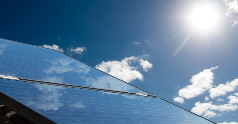 Das Bild zeigt eine PV-Anlage in der Sonne. Mit der Nachfrage nach Klimaanlagen steigt auch der Strombedarf für Kühlung. Klimaanlagen können die Stromüberschüsse aus PV-Strom abschöpfen – durch intelligentes Kühlen gezielt während der Produktionsspitzen.