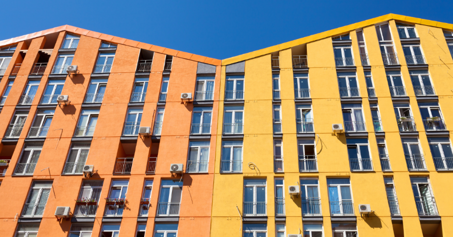 Die Nachfrage nach Klimaanlagen steigt. Das Bild zeigt die Außeneinheiten von Klima-Split-Anlagen an einer Hausfassade.